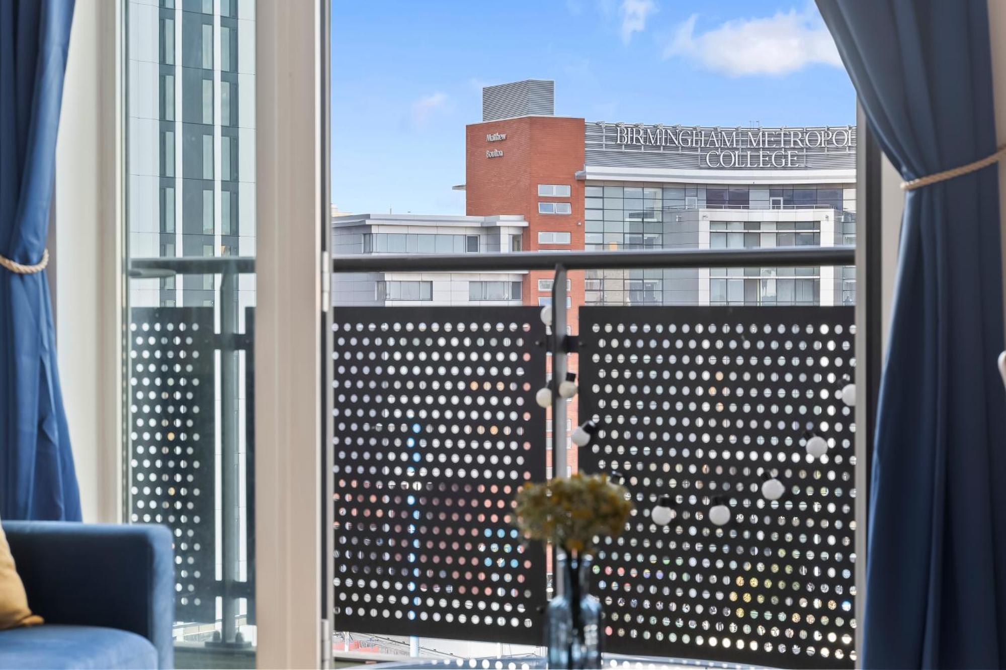 Spacious 2 Bedroom Apartment-City Centre - Free Parking- Sleeps 5 Birmingham Exterior photo