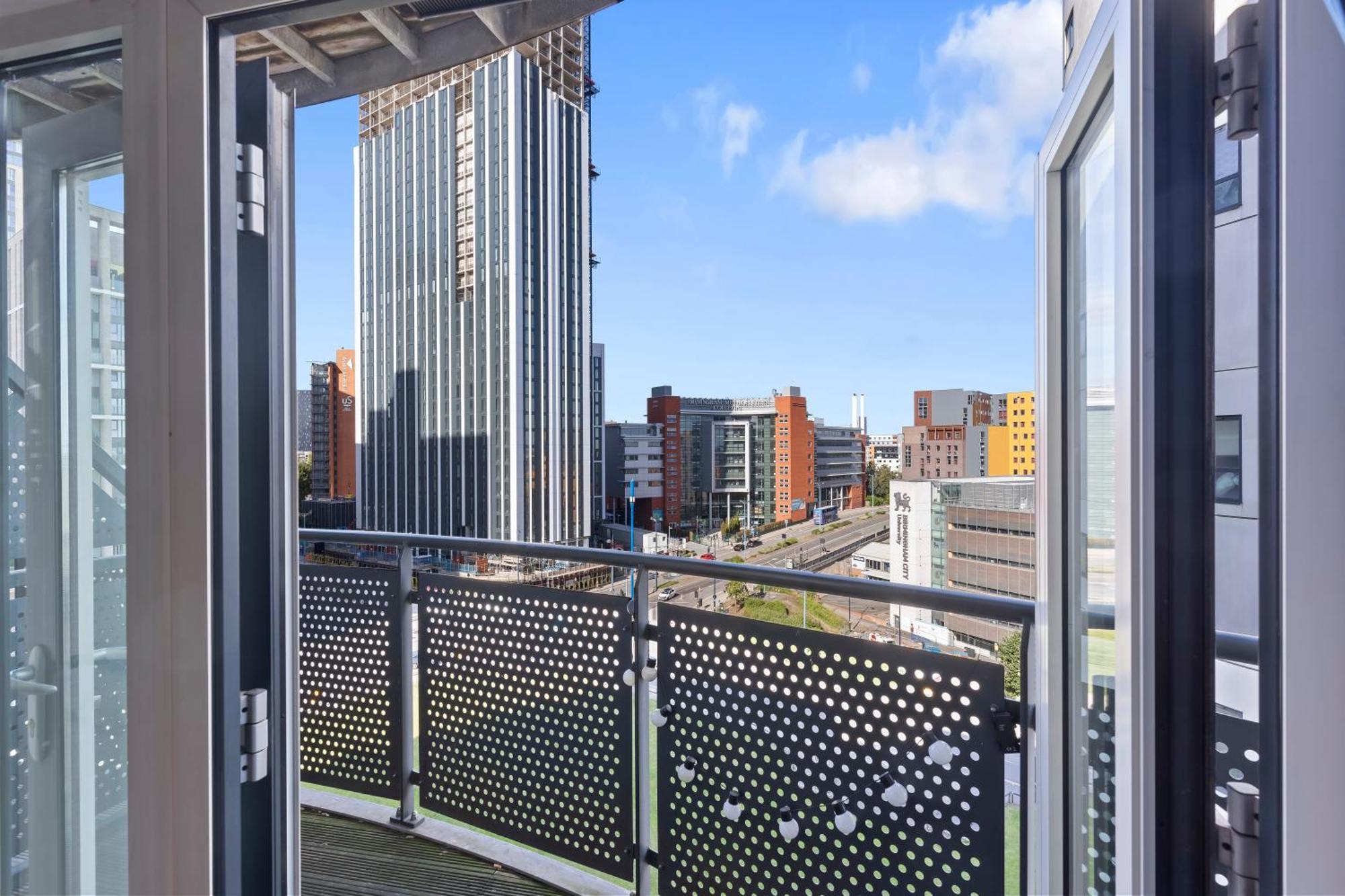 Spacious 2 Bedroom Apartment-City Centre - Free Parking- Sleeps 5 Birmingham Exterior photo