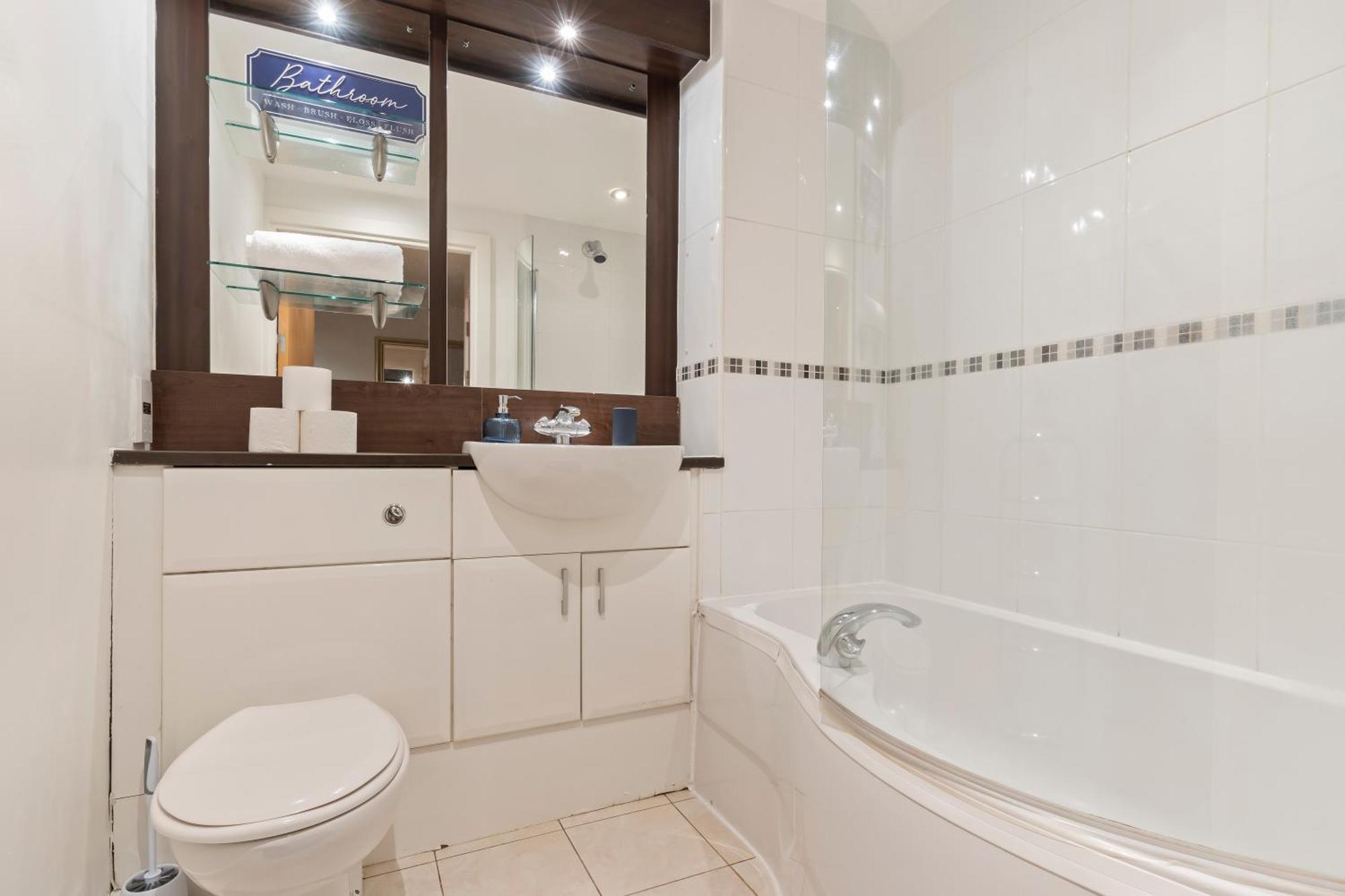 Spacious 2 Bedroom Apartment-City Centre - Free Parking- Sleeps 5 Birmingham Exterior photo